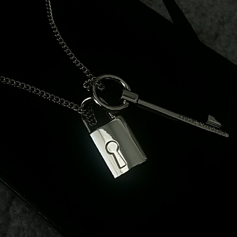 Victoria's Secret Lock & Chain Necklace